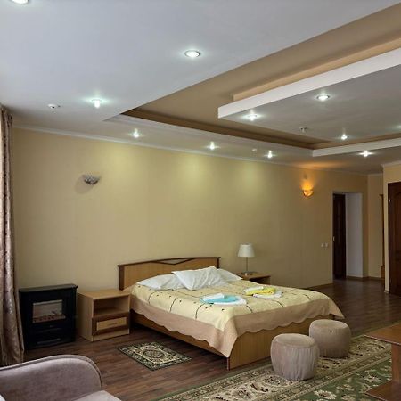 Tri Korony Hotel Cholpon-Ata Ngoại thất bức ảnh