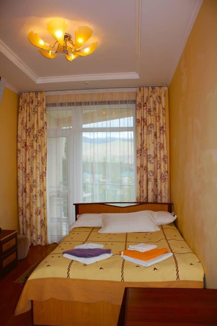 Tri Korony Hotel Cholpon-Ata Ngoại thất bức ảnh