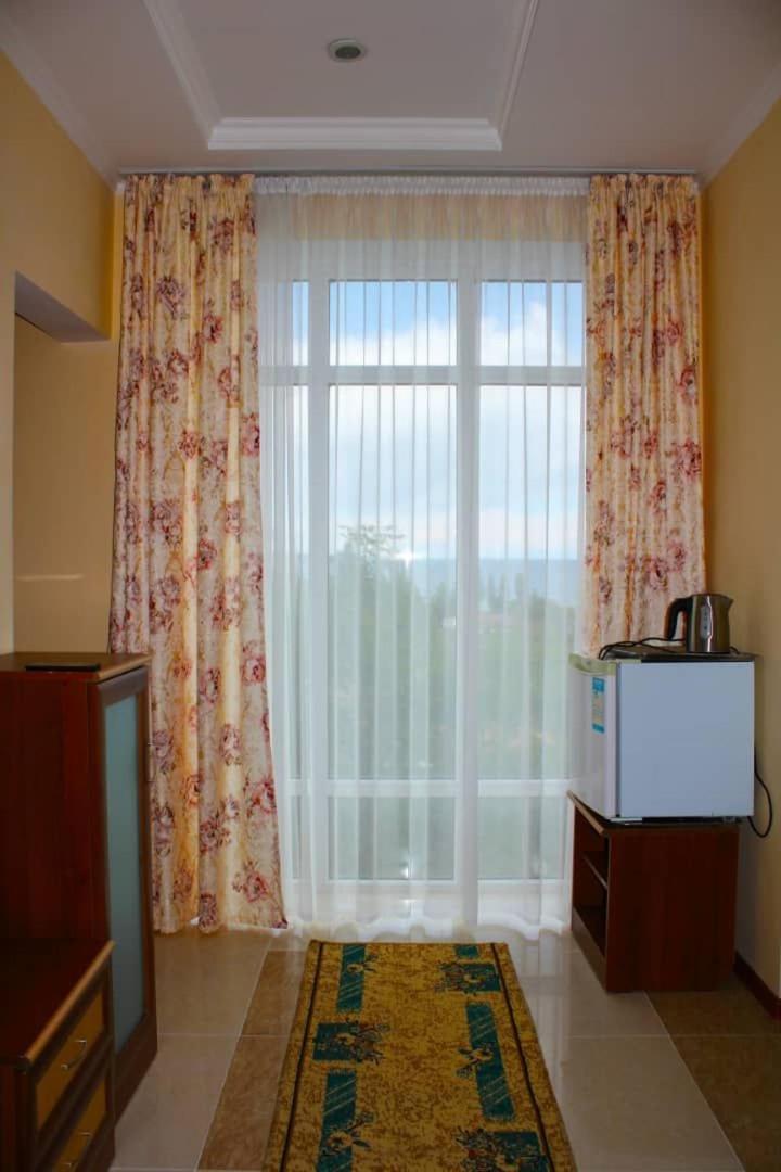 Tri Korony Hotel Cholpon-Ata Ngoại thất bức ảnh