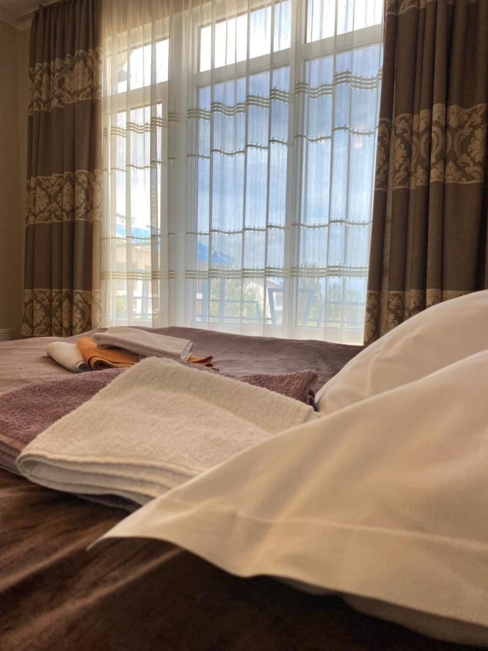 Tri Korony Hotel Cholpon-Ata Ngoại thất bức ảnh