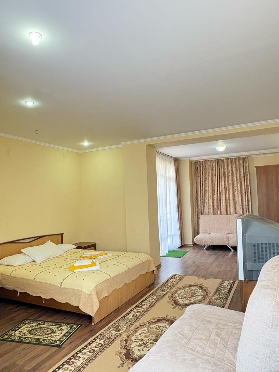Tri Korony Hotel Cholpon-Ata Ngoại thất bức ảnh