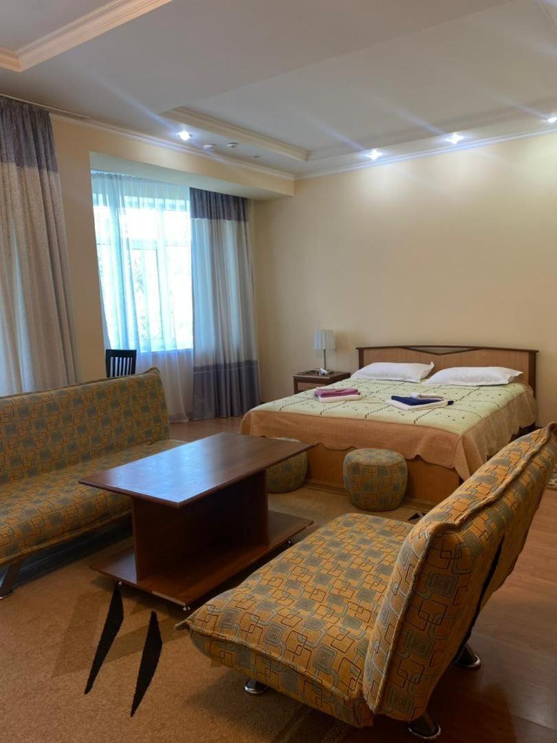 Tri Korony Hotel Cholpon-Ata Ngoại thất bức ảnh