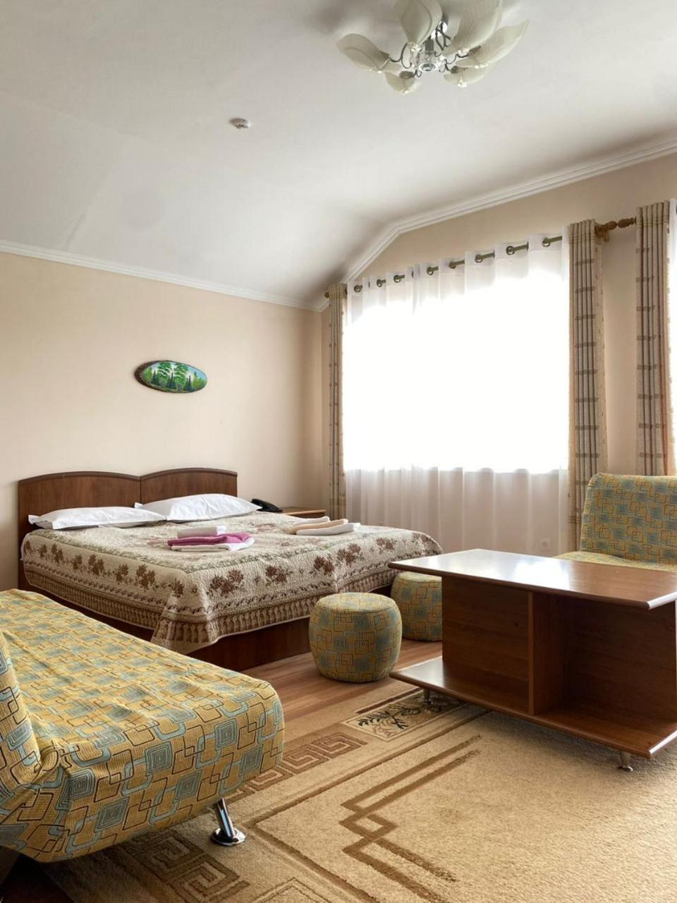 Tri Korony Hotel Cholpon-Ata Ngoại thất bức ảnh