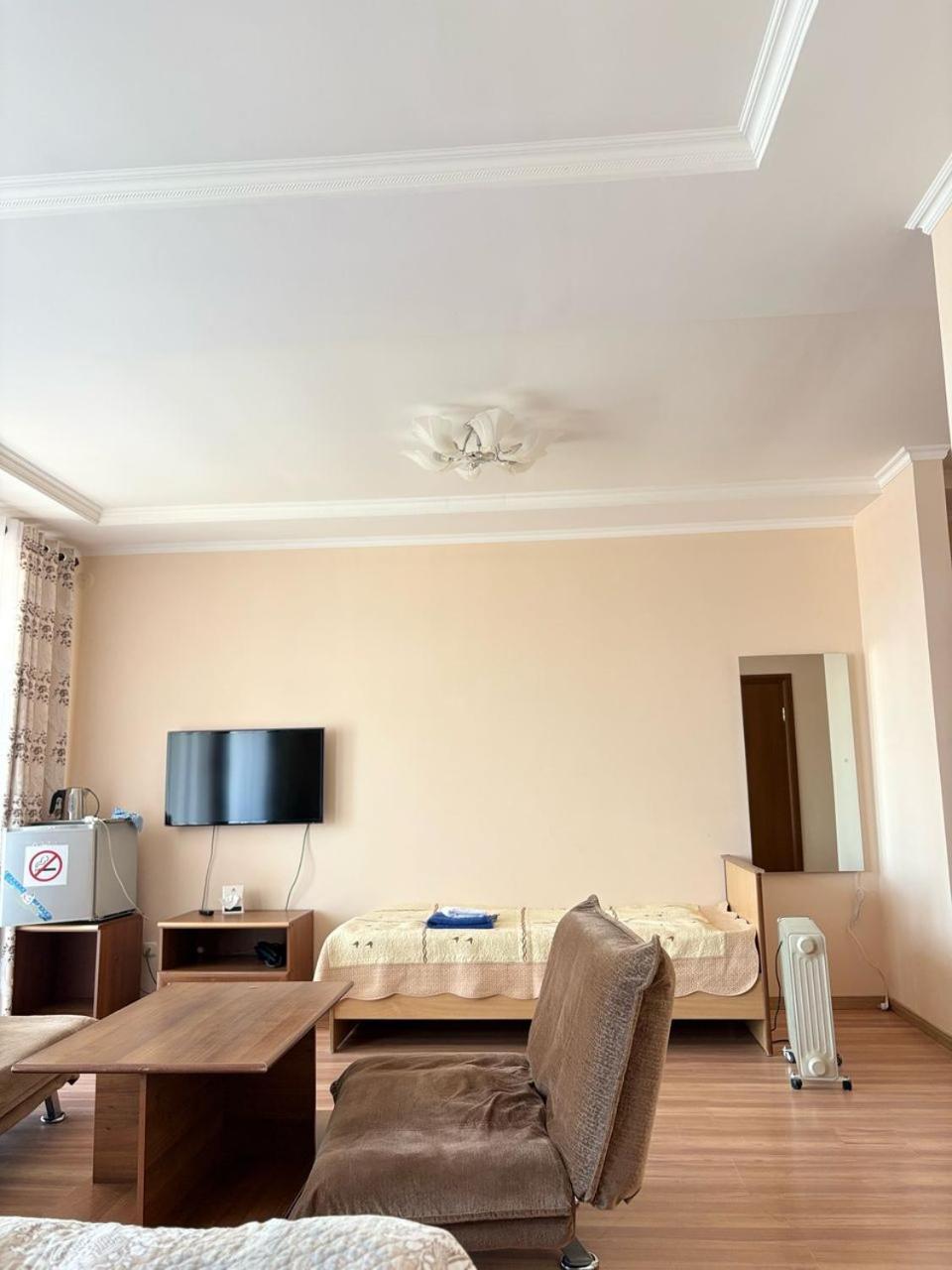 Tri Korony Hotel Cholpon-Ata Ngoại thất bức ảnh
