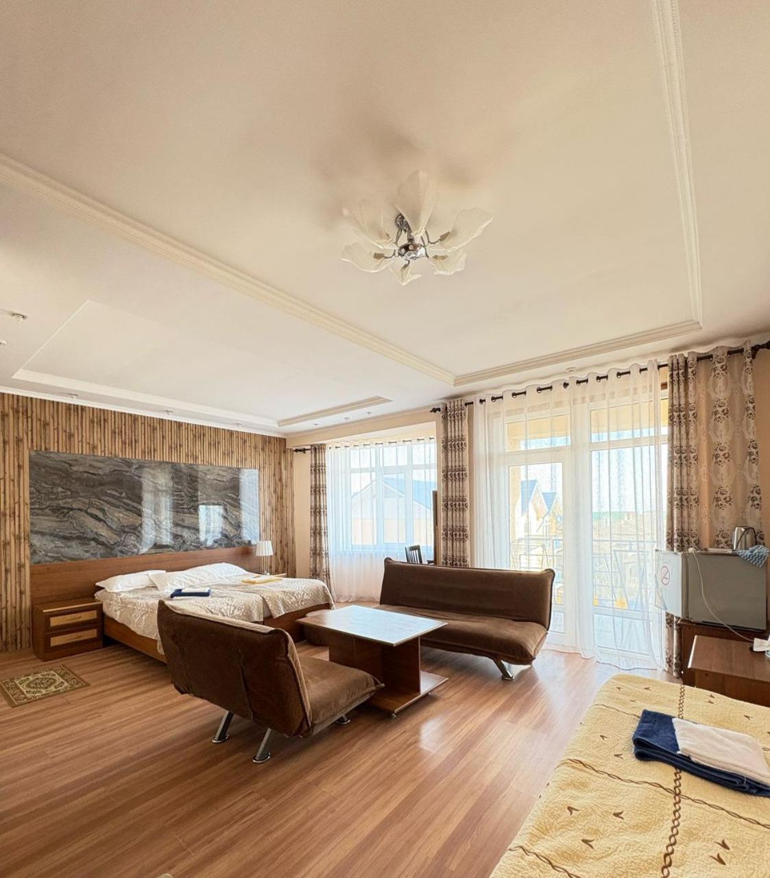 Tri Korony Hotel Cholpon-Ata Ngoại thất bức ảnh
