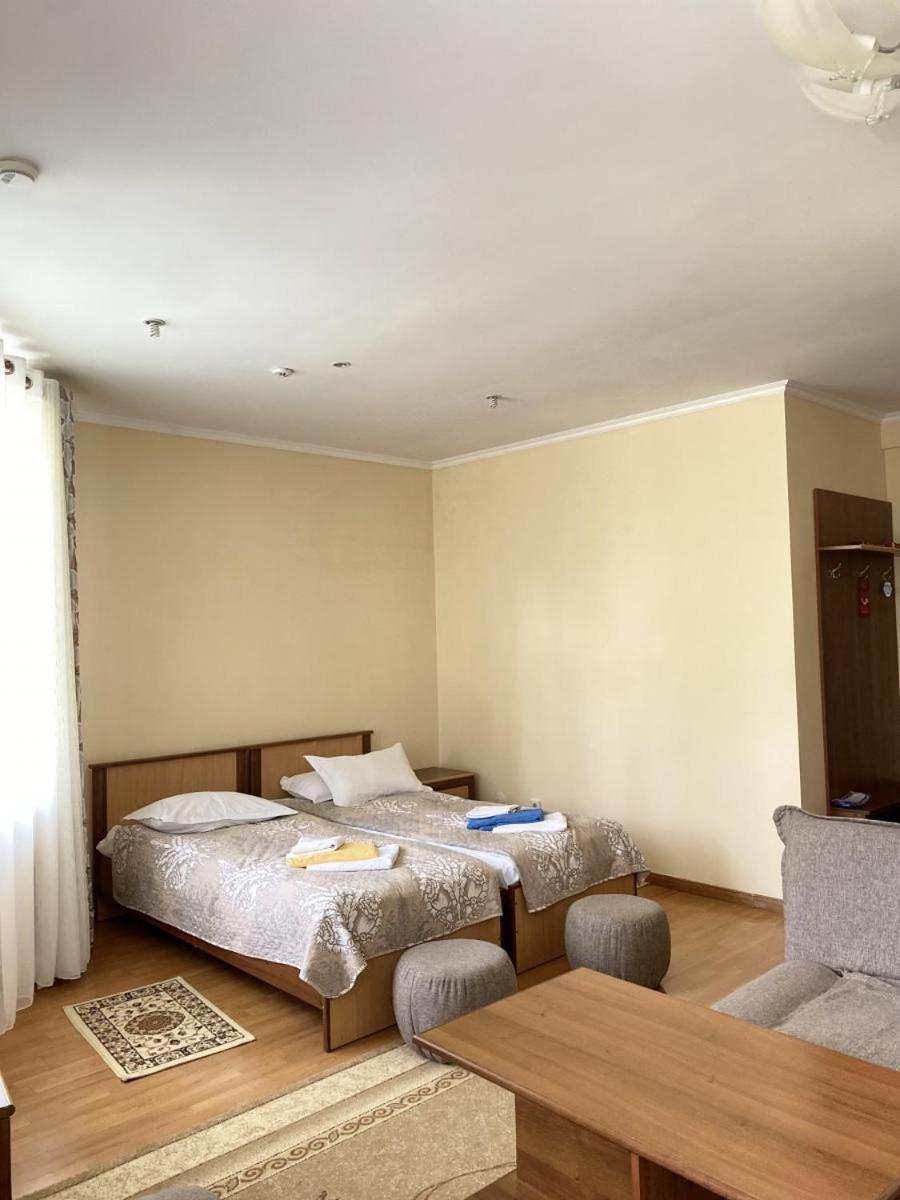 Tri Korony Hotel Cholpon-Ata Ngoại thất bức ảnh
