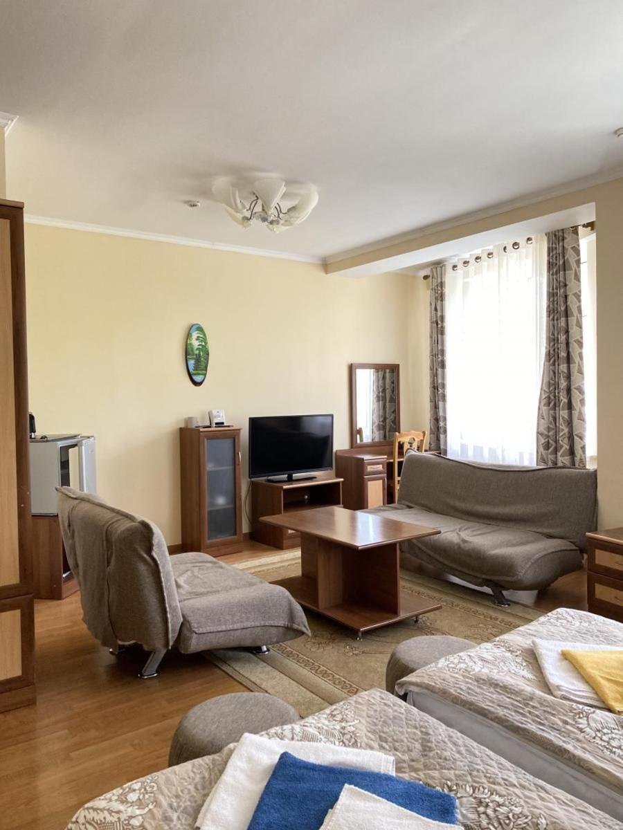 Tri Korony Hotel Cholpon-Ata Ngoại thất bức ảnh