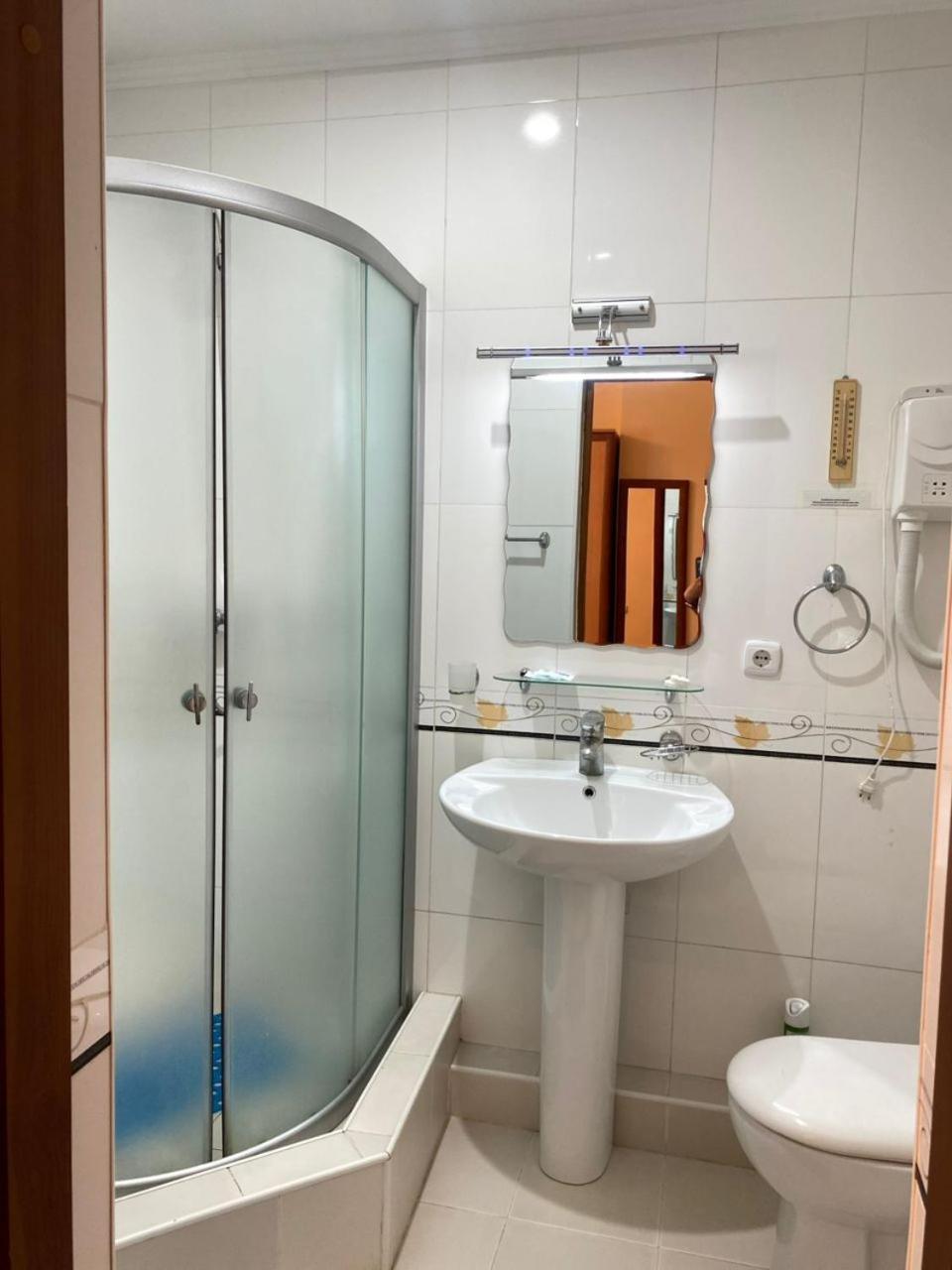 Tri Korony Hotel Cholpon-Ata Ngoại thất bức ảnh