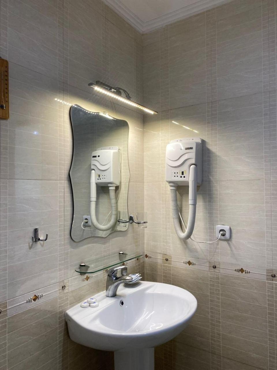 Tri Korony Hotel Cholpon-Ata Ngoại thất bức ảnh