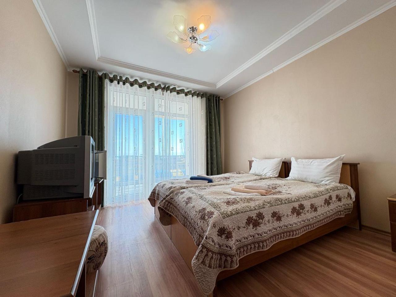 Tri Korony Hotel Cholpon-Ata Ngoại thất bức ảnh